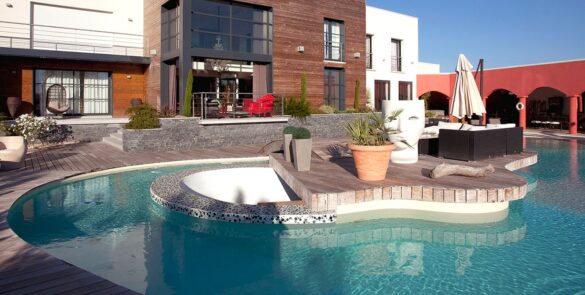 construction piscine semi entérée toulouse