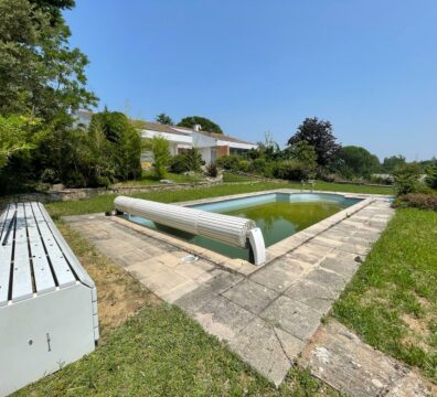 Rénovation et aménagement paysager d’une piscine : avant / après.