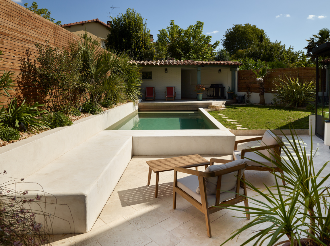 Piscine design Toulouse avec forme originale et intégration paysagère à Toulouse