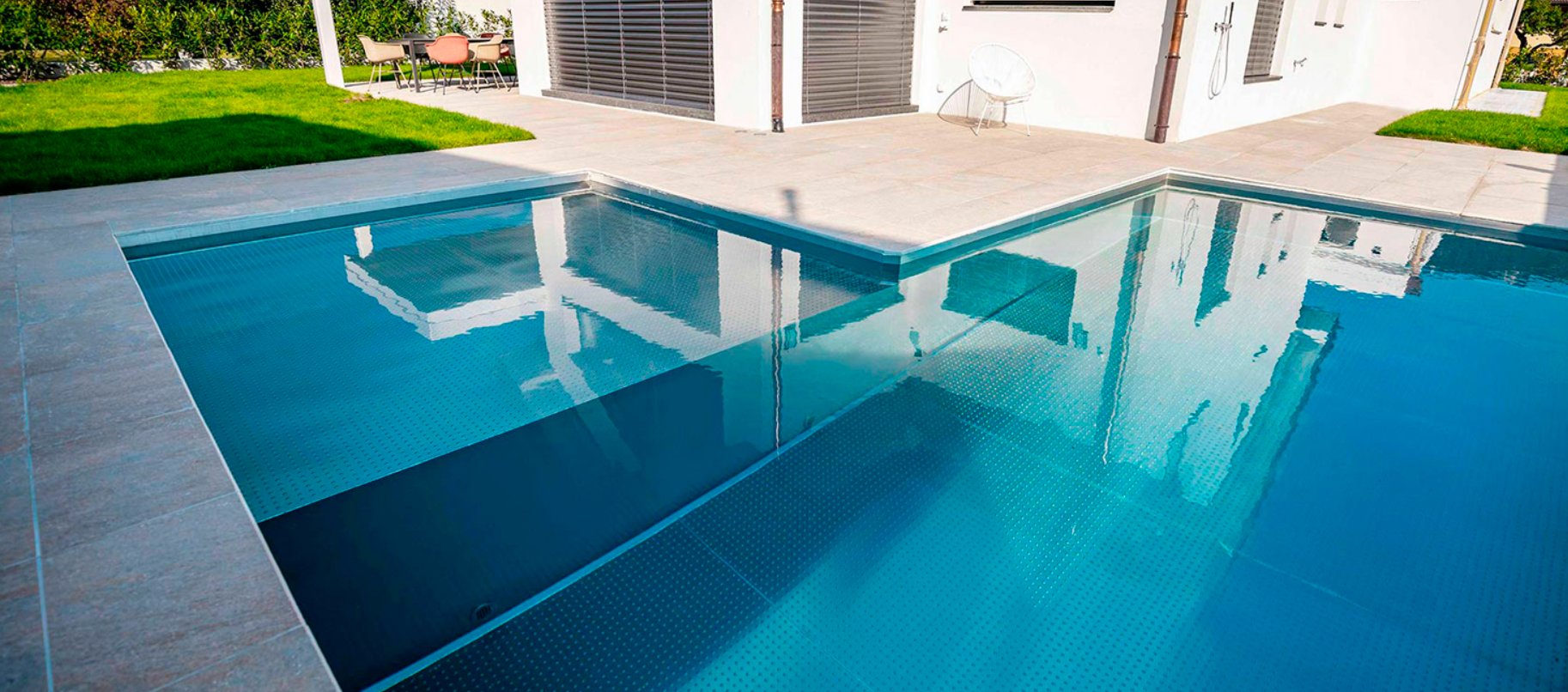 Piscine sur mesure Toulouse avec finition en inox et verre par un pisciniste premium