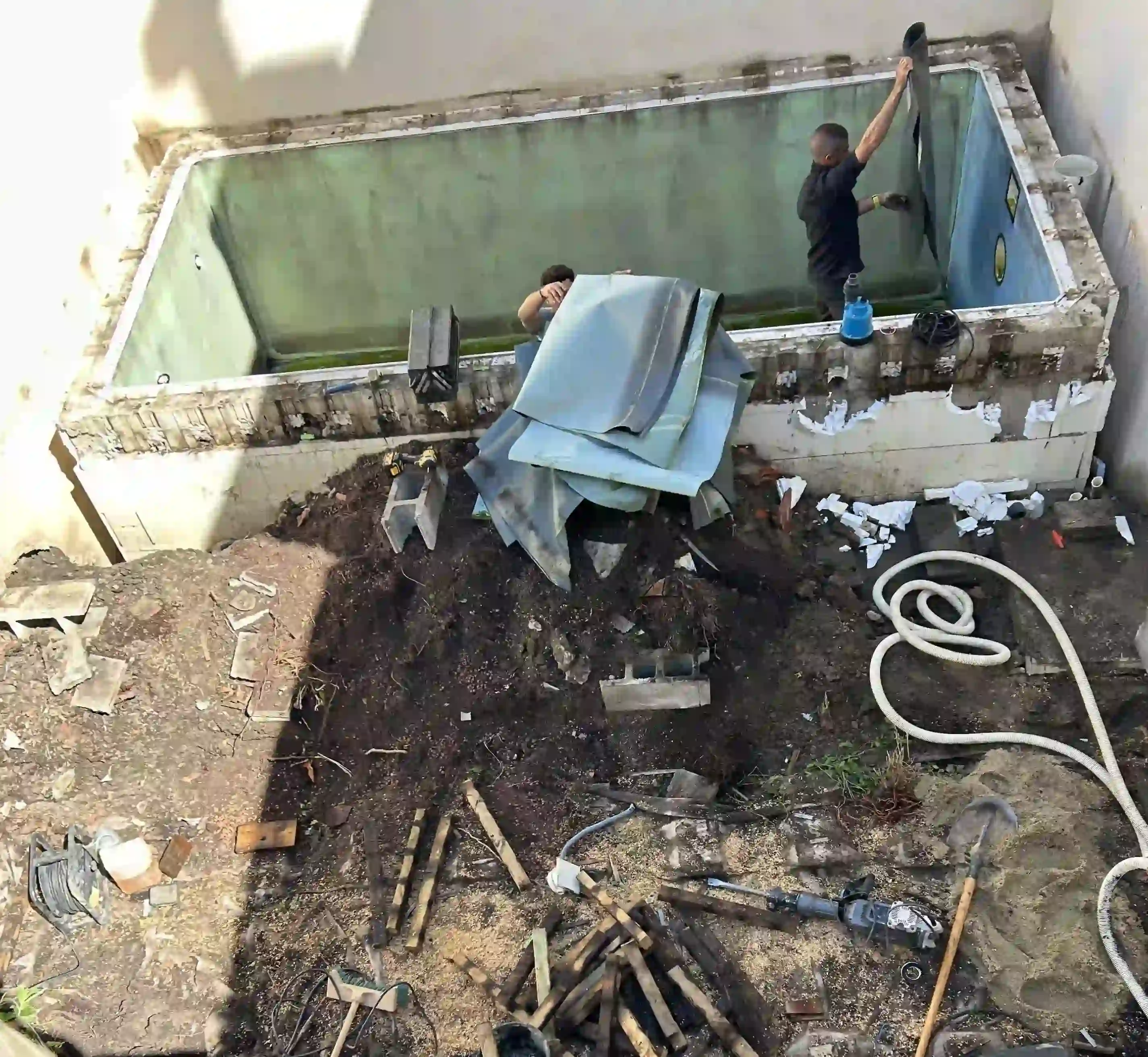 avant aprés construction piscine toulouse terrassement