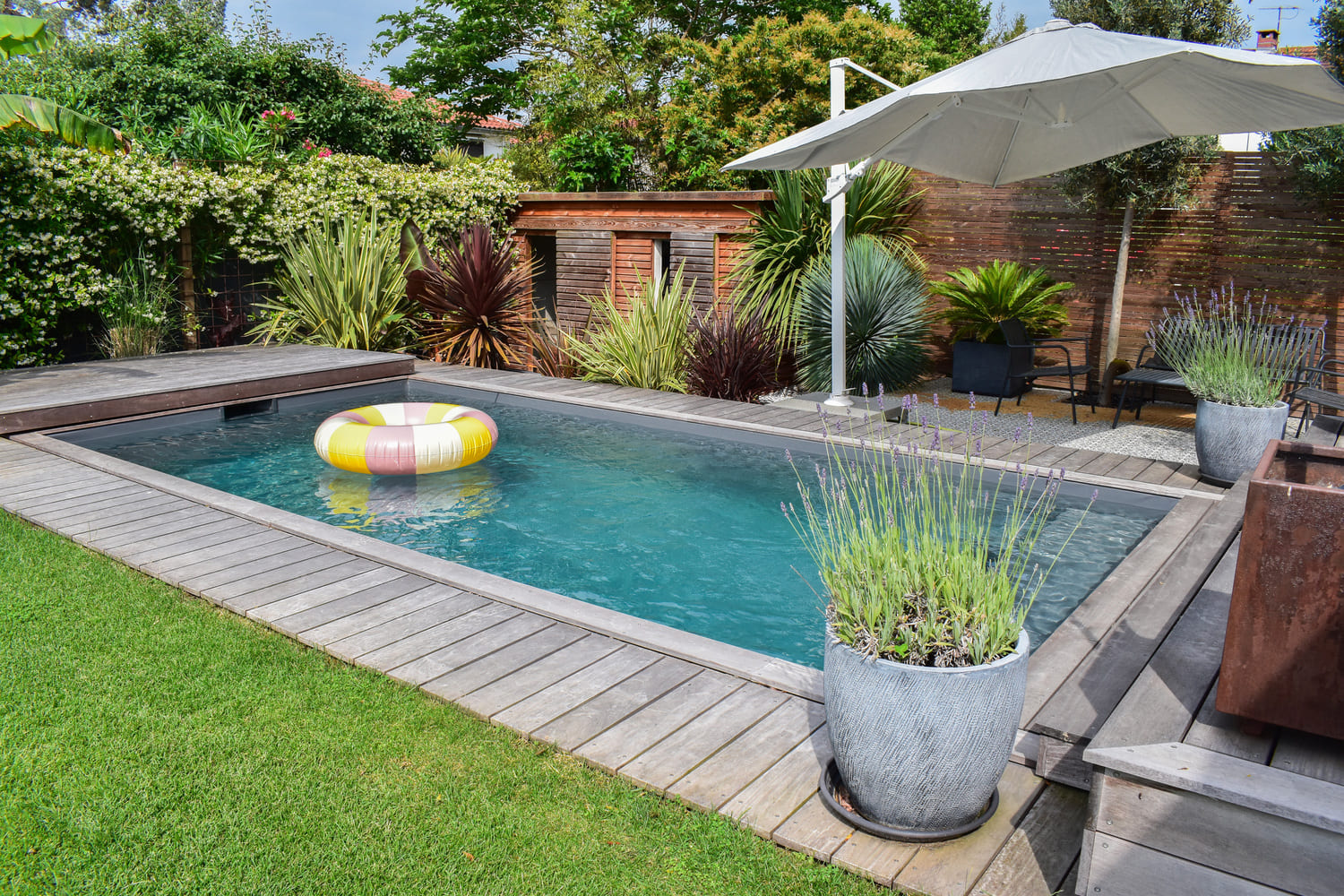 Piscine sur mesure réalisée par pisciniste à La Salvetat Saint Gilles